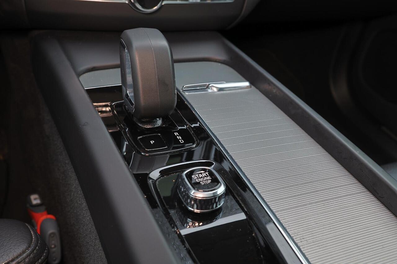 Volvo XC60 T6 Recharge AWD Plus Dark - Panorama/schuifdak - IntelliSafe Assist & Surround - Harman/Kardon audio - Parkeercamera achter - Adaptieve LED koplampen - Verwarmde voorstoelen, stuur & achterbank - Parkeersensoren voor & achter - Elektr. bedienb. voorstoele