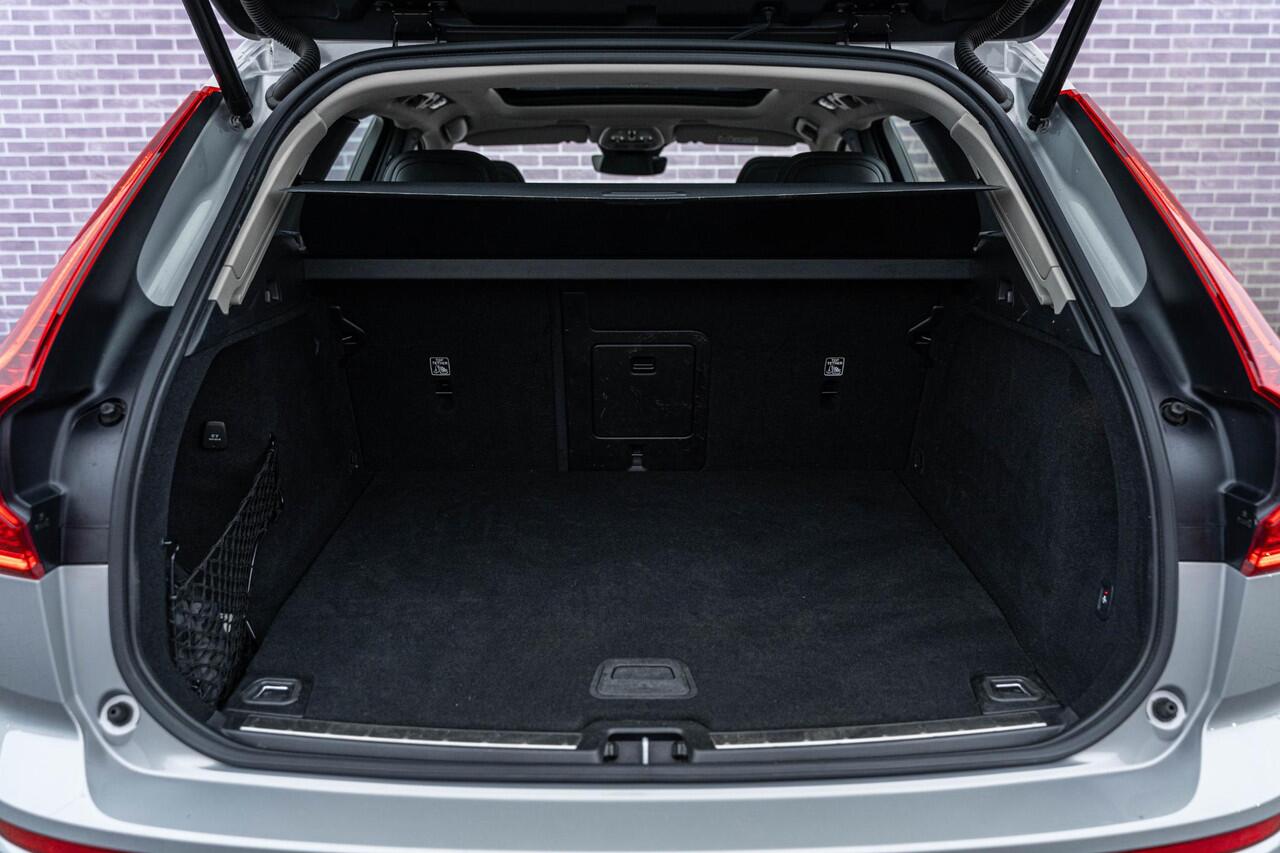 Volvo XC60 T6 Plug-in hybrid AWD Plus Dark | Google | Long Range | Schuif-/Kanteldak | Camera | Trekhaak | Adaptieve Cruise Control | Lederen Bekleding | Elek. Stoelen | Stoelverwarming Voor + Achter | Zitverlenging | Stuurverwarming | Memory | 19" LM