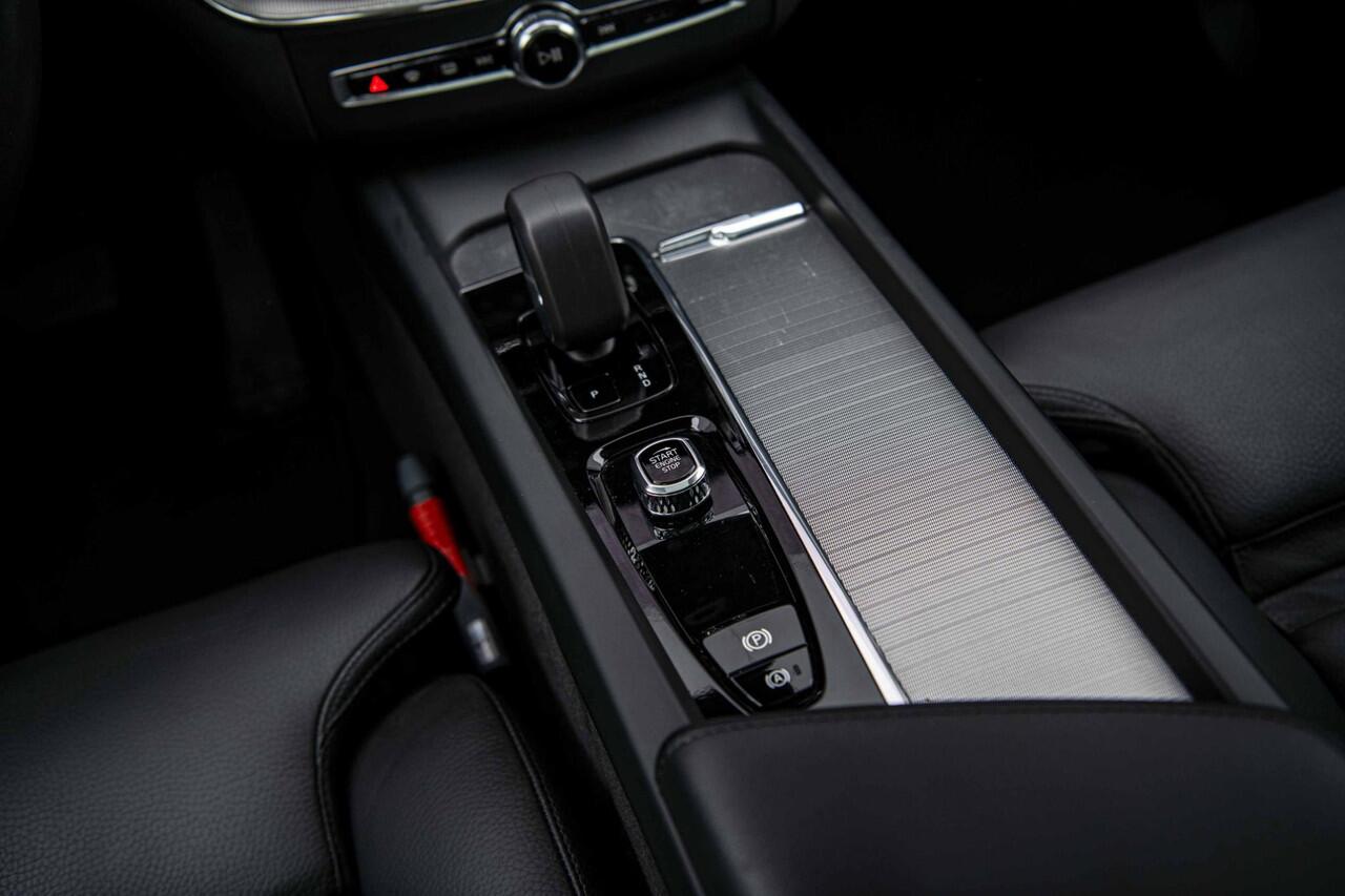 Volvo XC60 2.0 T6 Plug-in hybrid AWD Plus Bright | Long Range | Panoramadak | Adaptieve Cruise Control | 20" | Parkeercamera | Power Seats |