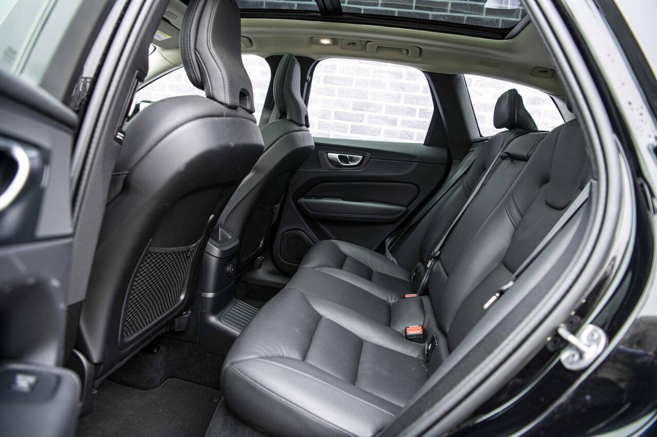 Volvo XC60 2.0 T6 Plug-in hybrid AWD Plus Bright | Long Range | Panoramadak | Adaptieve Cruise Control | 20" | Parkeercamera | Power Seats |