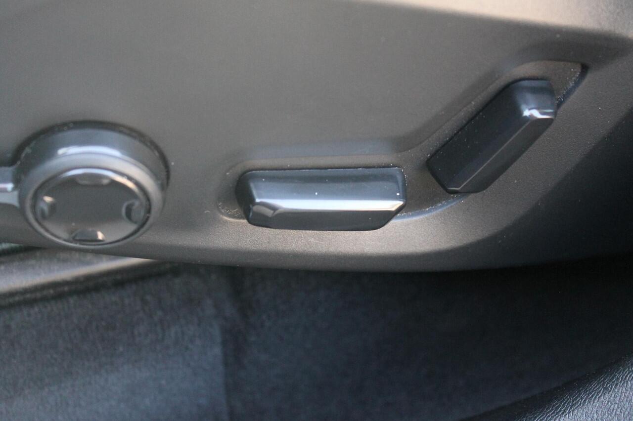 Volvo XC60 T6 Plug-in hybrid 350PK AWD Plus Dark Lederen bekleding / Cruise Control / Panoramisch schuif-kanteldak / Google infotainment incl navigatie / Elektrisch bedienbare voorstoelen met geheugen