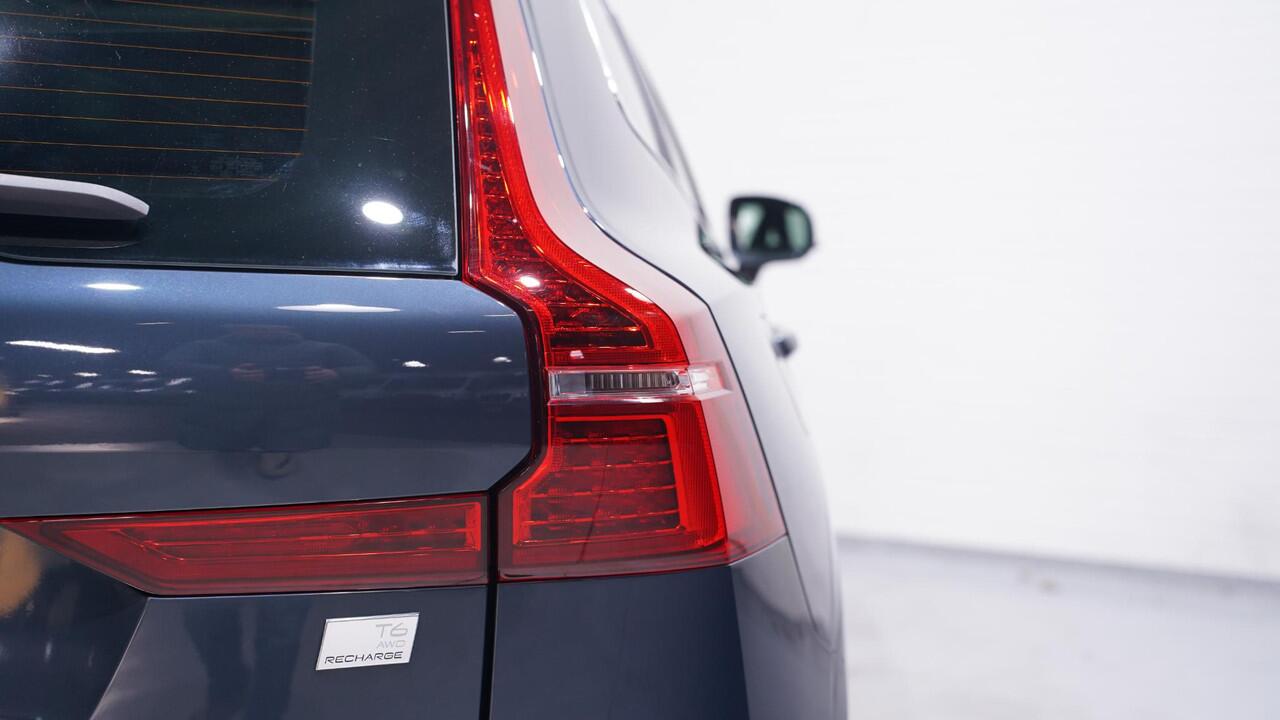 Volvo XC60 2.0 T6 Plug-in hybrid AWD Plus Bright 1e eigen NAP 18"lichtmetalen wielen lederen comfortstoelen wegklapbare trekhaak fietsendrager verwarmd stuurwiel en stoelen v+a aplle-carplay keyless go-start LED verl DAB ontvangst