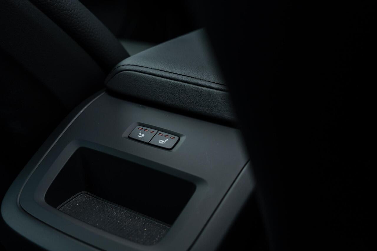 Volvo XC60 2.0 T6 Plug-in hybrid AWD Plus Dark | Adaptive Cruise Control | Elek. Verst. Voorstoelen | Keyless | Stoel-/Stuurverwarming | 360 Camera | Schuif-/Kanteldak