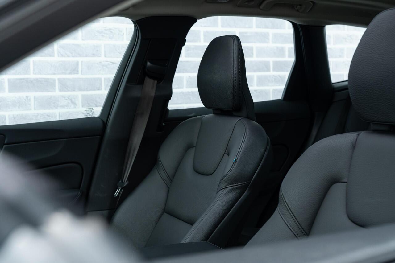 Volvo XC60 2.0 T6 Plug-in hybrid AWD Plus Dark | Adaptive Cruise Control | Elek. Verst. Voorstoelen | Keyless | Stoel-/Stuurverwarming | 360 Camera | Schuif-/Kanteldak