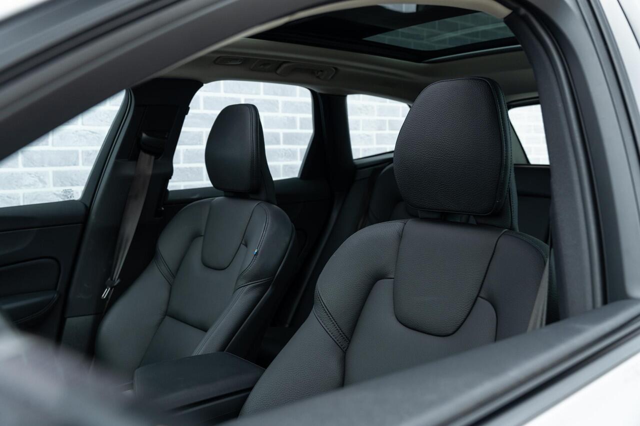 Volvo XC60 2.0 T6 Plug-in hybrid AWD Plus Dark | Adaptive Cruise Control | Elek. Verst. Voorstoelen | Keyless | Stoel-/Stuurverwarming | 360 Camera | Schuif-/Kanteldak