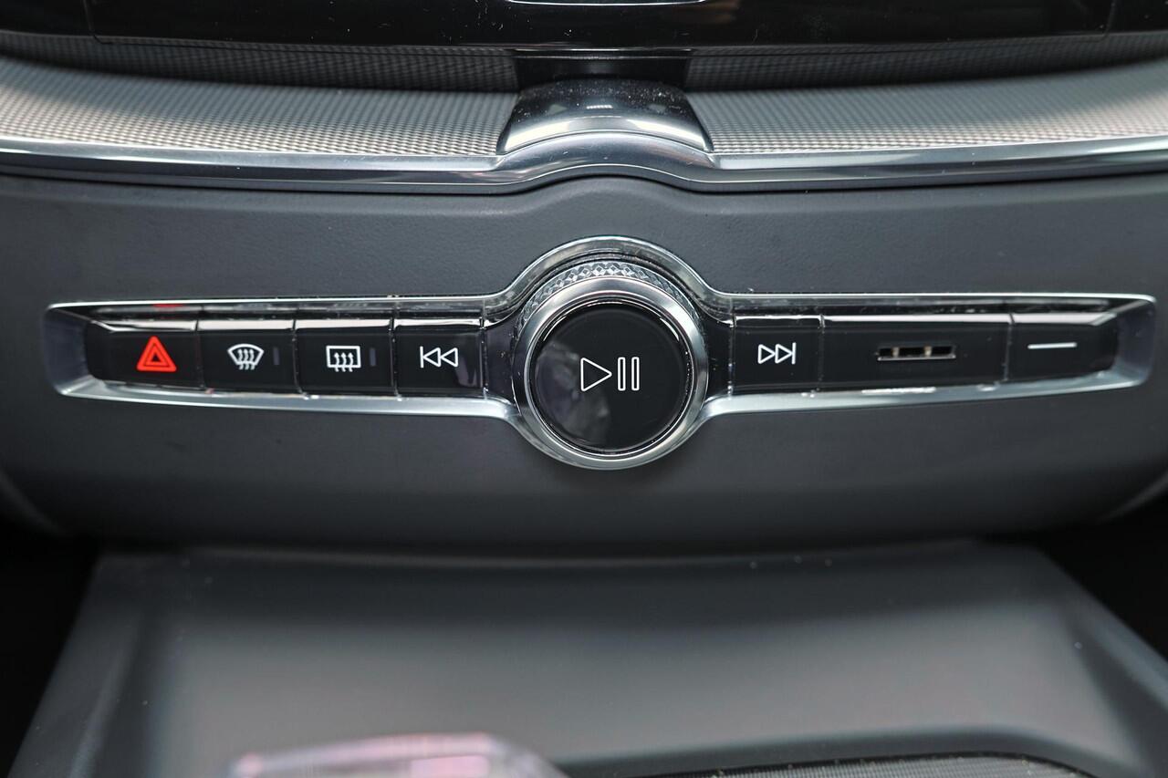 Volvo XC60 T6 Plug-in hybrid AWD Plus Black Edition - Panorama/schuifdak - Parkeercamera achter - Verwarmde voorstoelen, stuur & achterbank - Parkeersensoren voor & achter - Elektr. bedienb. voorstoelen met geheugen - Draadloze tel. lader - Cruise control - Extra ge