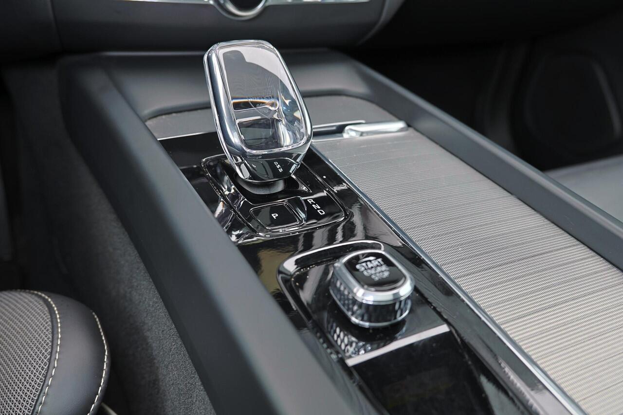 Volvo XC60 T6 Plug-in hybrid AWD Plus Black Edition - Panorama/schuifdak - Parkeercamera achter - Verwarmde voorstoelen, stuur & achterbank - Parkeersensoren voor & achter - Elektr. bedienb. voorstoelen met geheugen - Draadloze tel. lader - Cruise control - Extra ge