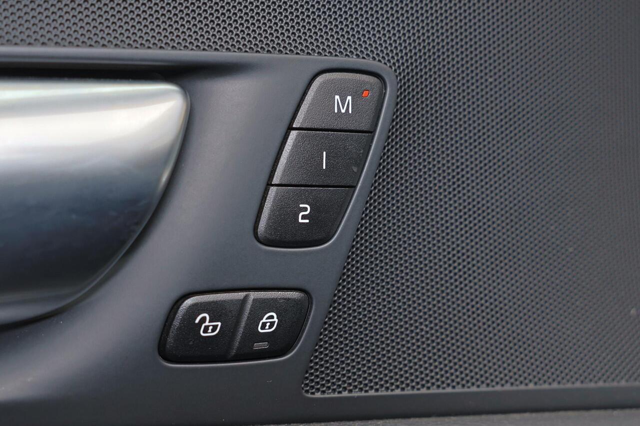 Volvo XC60 T6 Plug-in hybrid AWD Plus Black Edition - Panorama/schuifdak - Parkeercamera achter - Verwarmde voorstoelen, stuur & achterbank - Parkeersensoren voor & achter - Elektr. bedienb. voorstoelen met geheugen - Draadloze tel. lader - Cruise control - Extra ge