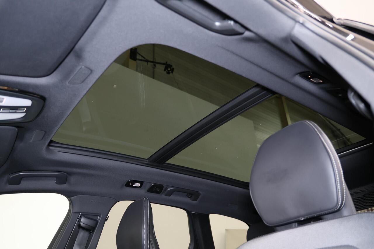 Volvo XC60 T6 Plug-in hybrid AWD Plus Black Edition - Panorama/schuifdak - Parkeercamera achter - Verwarmde voorstoelen, stuur & achterbank - Parkeersensoren voor & achter - Elektr. bedienb. voorstoelen met geheugen - Draadloze tel. lader - Cruise control - Extra ge