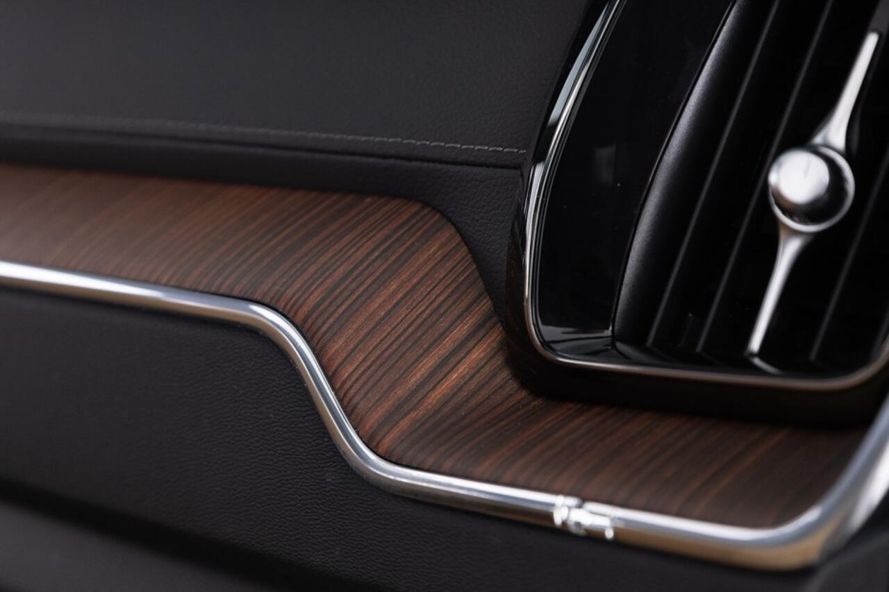 Volvo XC60 2.0 T6 Plug-in hybrid AWD Ultimate Dark | PANORAMADAK | harman/kardon | LEDER