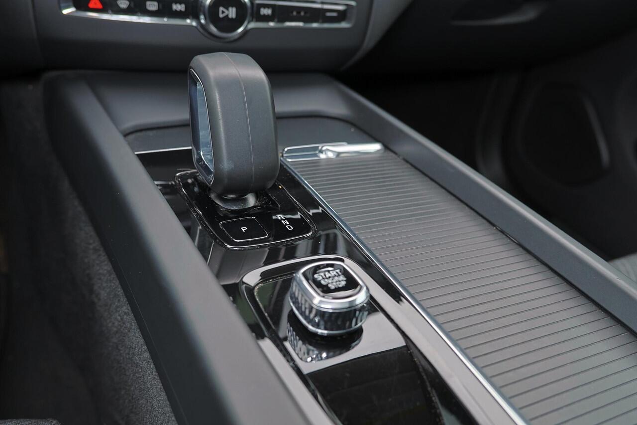 Volvo XC60 T6 Recharge AWD Core Bright - Panorama/schuifdak - IntelliSafe Assist - Adaptieve LED koplampen - Parkeercamera achter - Verwarmde voorstoelen, stuur & achterbank - Parkeersensoren voor & achter - Draadloze tel. lader - Standkachel - Extra getint glas - E