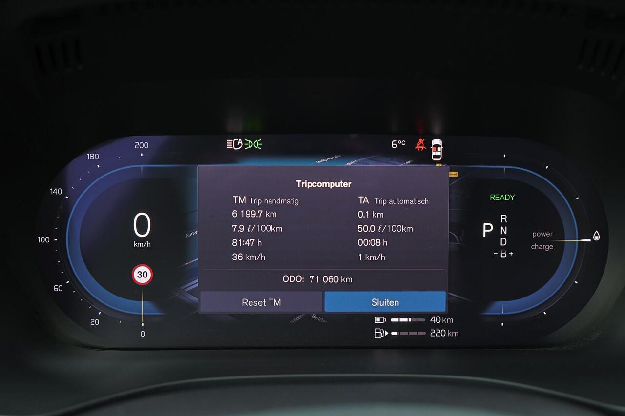 Volvo XC60 T6 Recharge AWD Core Bright - Panorama/schuifdak - IntelliSafe Assist - Adaptieve LED koplampen - Parkeercamera achter - Verwarmde voorstoelen, stuur & achterbank - Parkeersensoren voor & achter - Draadloze tel. lader - Standkachel - Extra getint glas - E