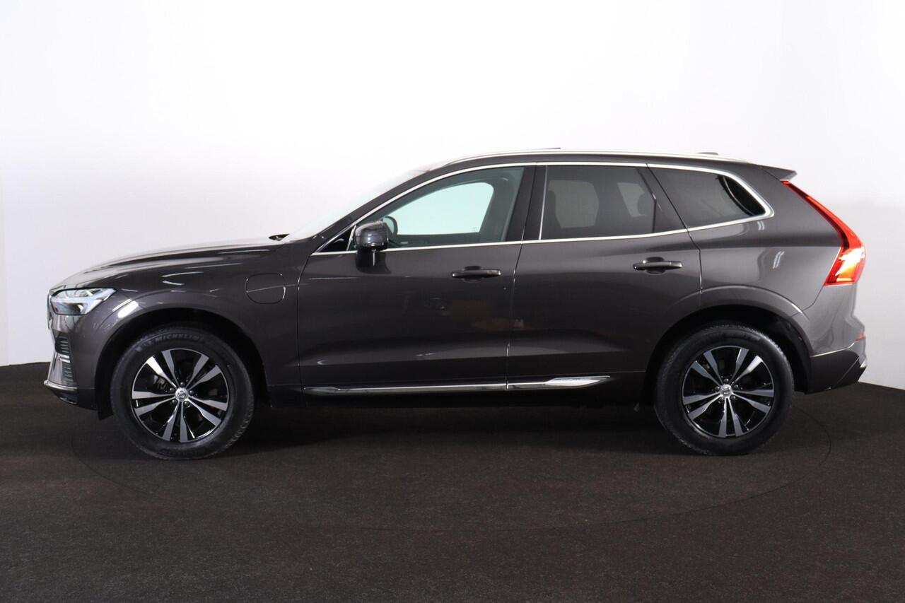 Volvo XC60 T6 Recharge AWD Core Bright - Panorama/schuifdak - IntelliSafe Assist - Adaptieve LED koplampen - Parkeercamera achter - Verwarmde voorstoelen, stuur & achterbank - Parkeersensoren voor & achter - Draadloze tel. lader - Standkachel - Extra getint glas - E
