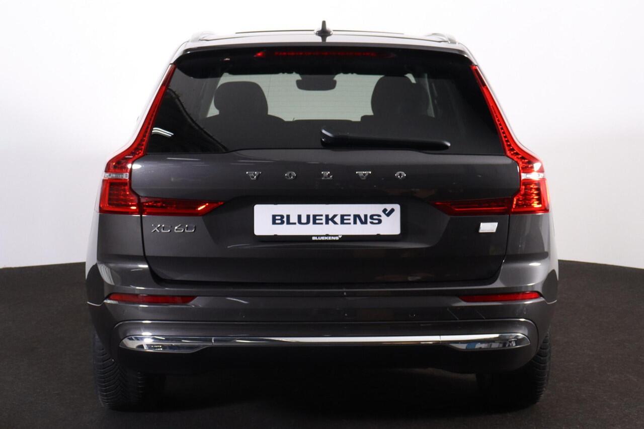 Volvo XC60 T6 Recharge AWD Core Bright - Panorama/schuifdak - IntelliSafe Assist - Adaptieve LED koplampen - Parkeercamera achter - Verwarmde voorstoelen, stuur & achterbank - Parkeersensoren voor & achter - Draadloze tel. lader - Standkachel - Extra getint glas - E
