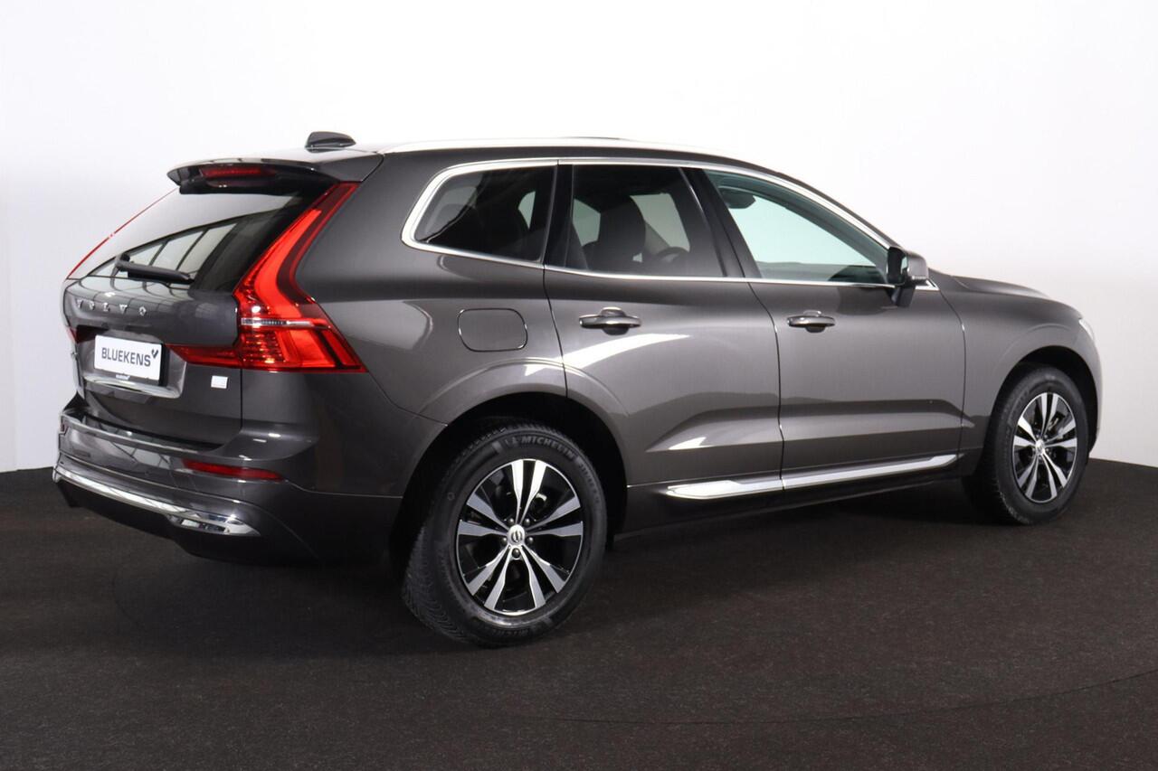 Volvo XC60 T6 Recharge AWD Core Bright - Panorama/schuifdak - IntelliSafe Assist - Adaptieve LED koplampen - Parkeercamera achter - Verwarmde voorstoelen, stuur & achterbank - Parkeersensoren voor & achter - Draadloze tel. lader - Standkachel - Extra getint glas - E