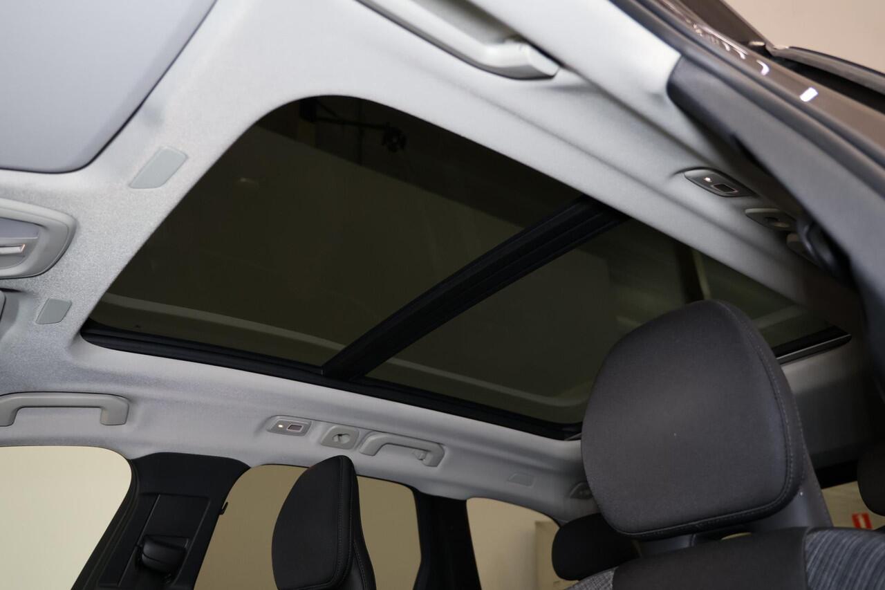 Volvo XC60 T6 Recharge AWD Core Bright - Panorama/schuifdak - IntelliSafe Assist - Adaptieve LED koplampen - Parkeercamera achter - Verwarmde voorstoelen, stuur & achterbank - Parkeersensoren voor & achter - Draadloze tel. lader - Standkachel - Extra getint glas - E