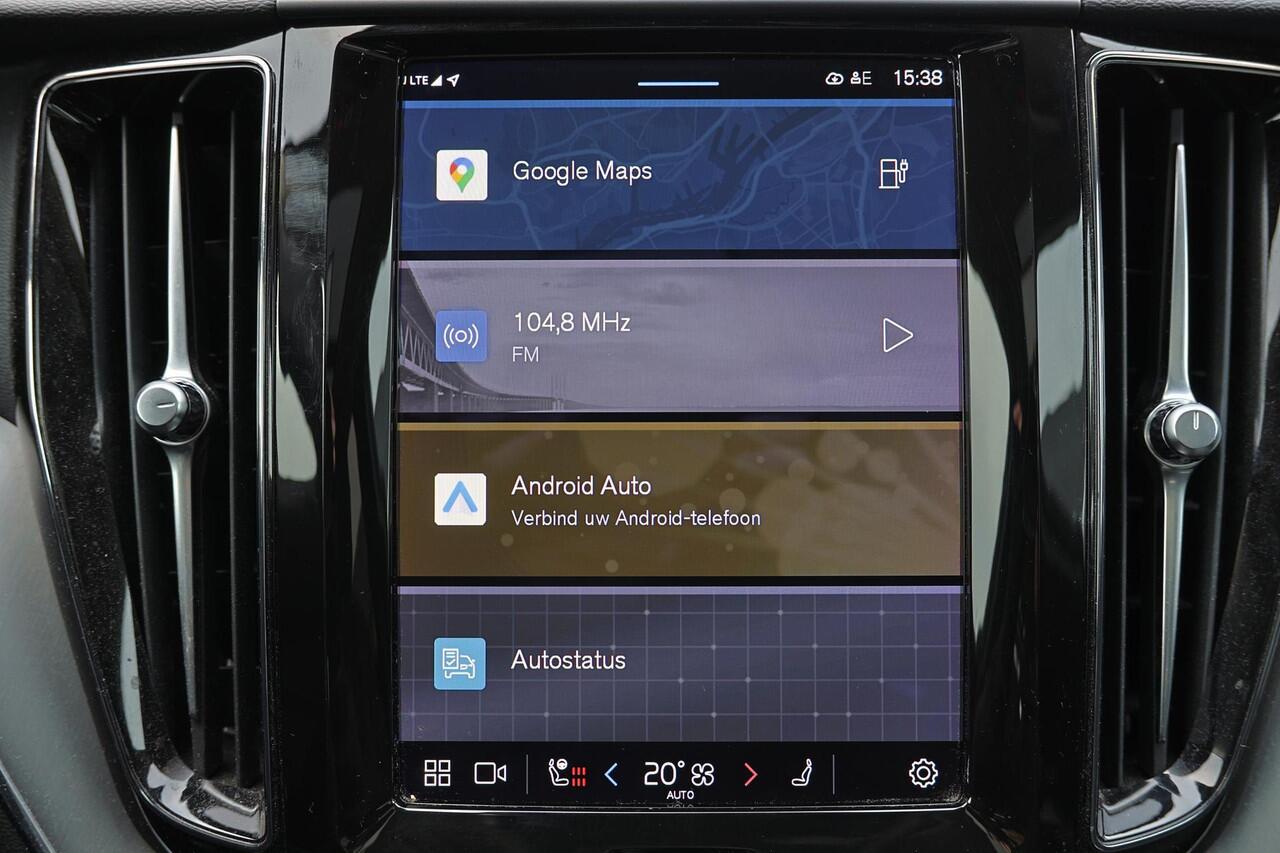 Volvo XC60 T6 Recharge AWD Core Bright - Panorama/schuifdak - IntelliSafe Assist - Adaptieve LED koplampen - Parkeercamera achter - Verwarmde voorstoelen, stuur & achterbank - Parkeersensoren voor & achter - Draadloze tel. lader - Standkachel - Extra getint glas - E