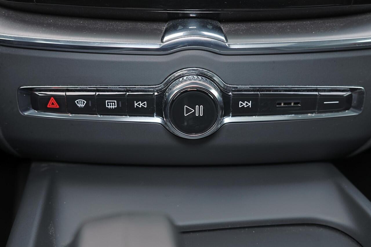 Volvo XC60 T6 Recharge AWD Core Bright - Panorama/schuifdak - IntelliSafe Assist - Adaptieve LED koplampen - Parkeercamera achter - Verwarmde voorstoelen, stuur & achterbank - Parkeersensoren voor & achter - Draadloze tel. lader - Standkachel - Extra getint glas - E