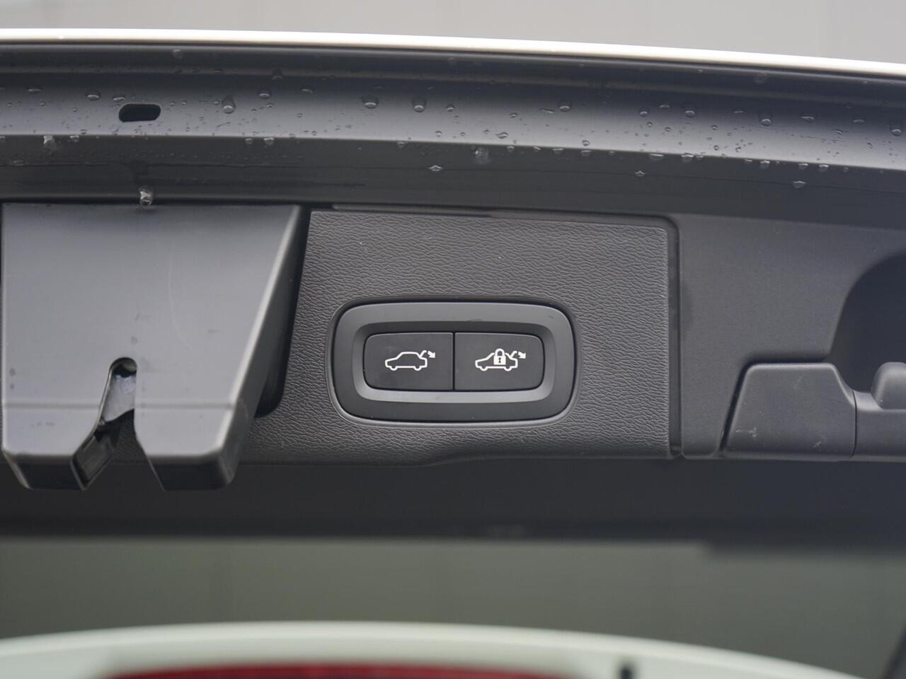 Volvo XC60 2.0 T6 Plug-in hybrid AWD Ultimate Dark Dealeronderh. / 360 camera / Harman Kardon / Panoramadak / Memory Links en Rechts / Stoelverwarming voor- en achter / 21 inch