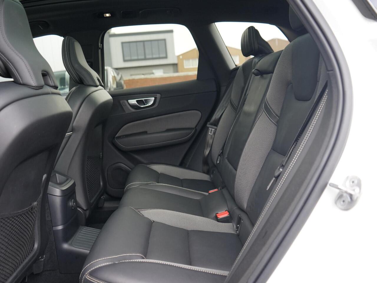 Volvo XC60 2.0 T6 Plug-in hybrid AWD Ultimate Dark Dealeronderh. / 360 camera / Harman Kardon / Panoramadak / Memory Links en Rechts / Stoelverwarming voor- en achter / 21 inch