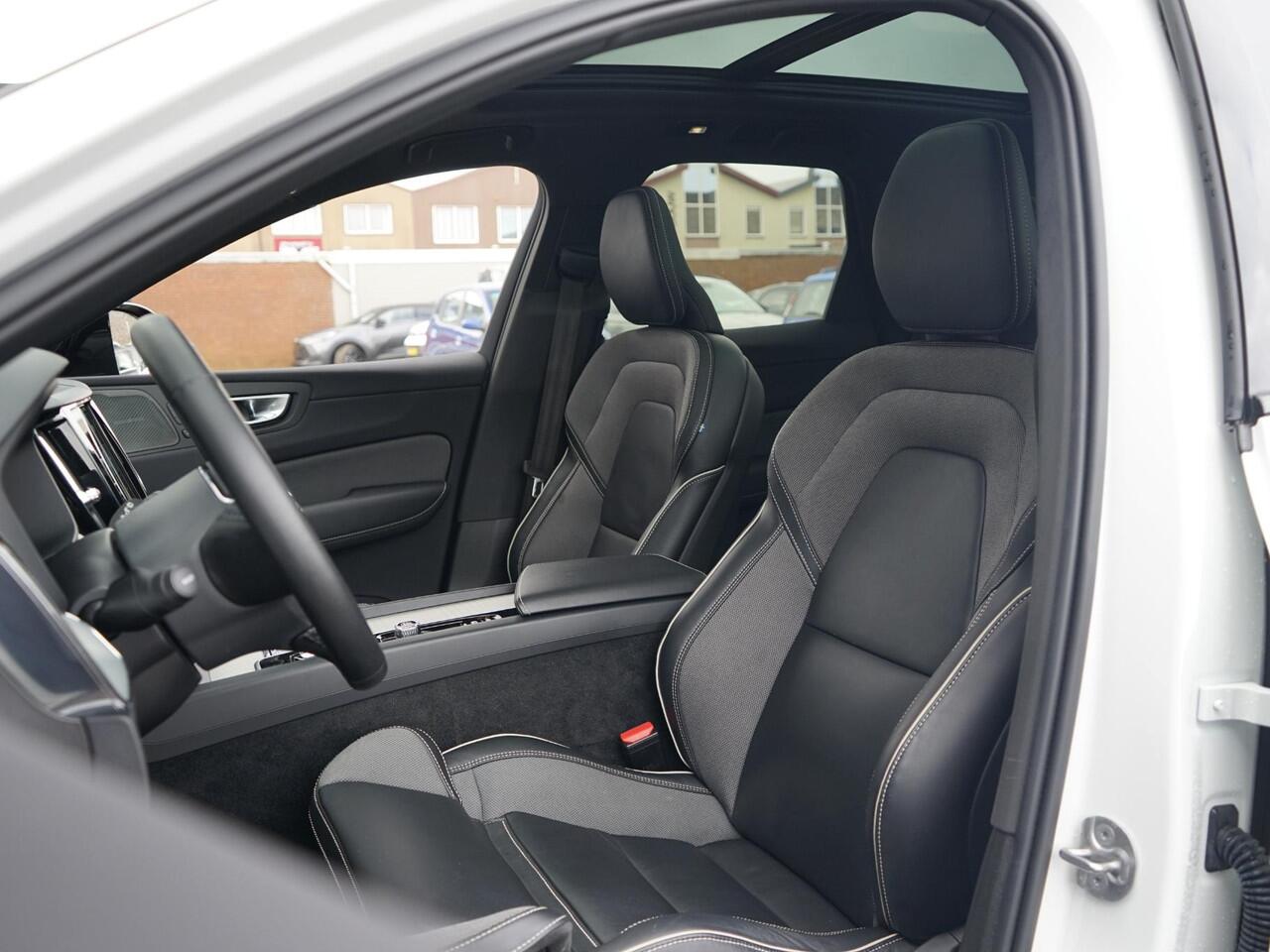 Volvo XC60 2.0 T6 Plug-in hybrid AWD Ultimate Dark Dealeronderh. / 360 camera / Harman Kardon / Panoramadak / Memory Links en Rechts / Stoelverwarming voor- en achter / 21 inch