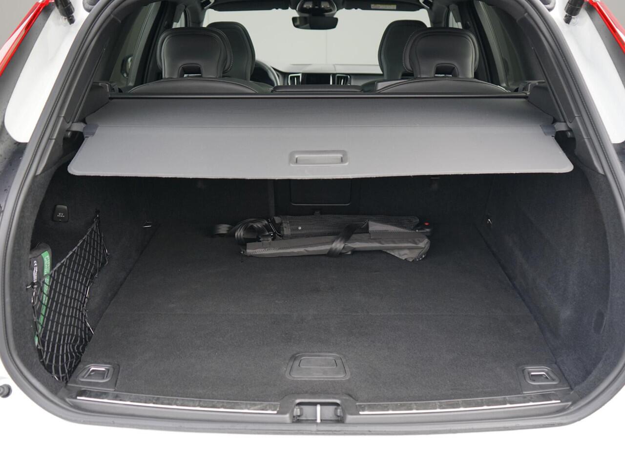 Volvo XC60 2.0 T6 Plug-in hybrid AWD Ultimate Dark Dealeronderh. / 360 camera / Harman Kardon / Panoramadak / Memory Links en Rechts / Stoelverwarming voor- en achter / 21 inch