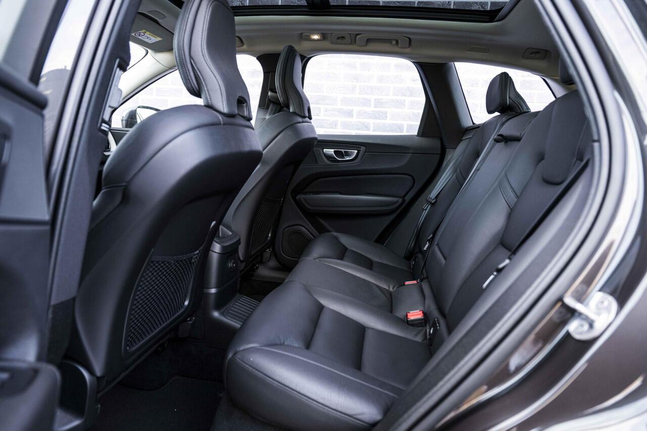 Volvo XC60 2.0 T6 Plug-in hybrid AWD Plus Bright | Long Range | 20" | Panoramadak | Adaptieve Cruise Control | Parkeercamera | Power Seats |