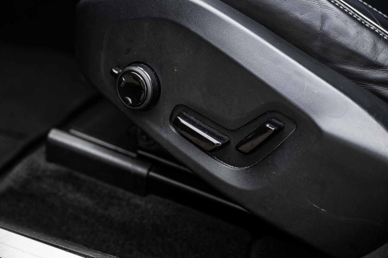 Volvo XC60 2.0 T6 Plug-in hybrid AWD Plus Dark | Long range | Parkeer Camera | Panoramadak | Stoel/stuurverwarming | Elektr. verstelbare voorstoelen | Sportstoelen |