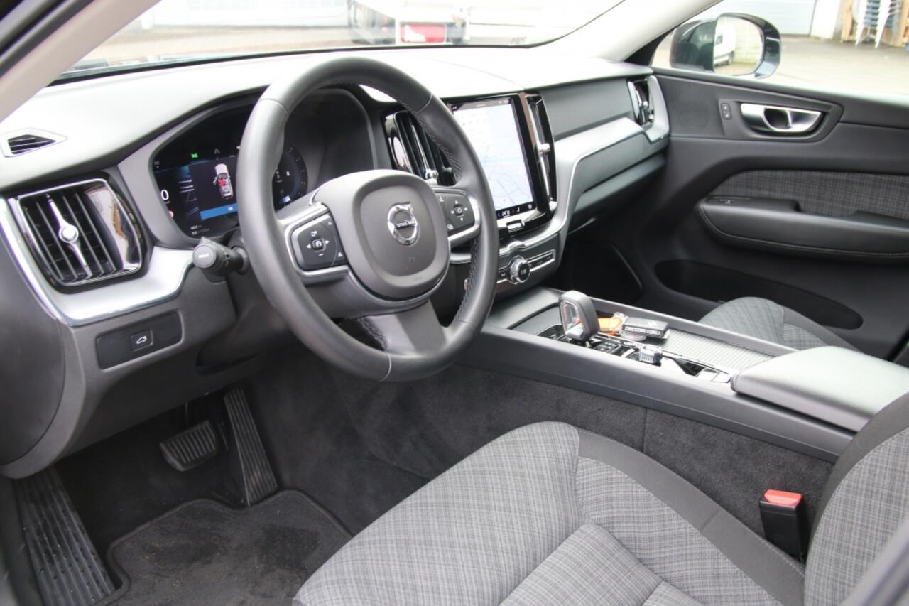 Volvo XC60 2.0 B4 Momen Bns