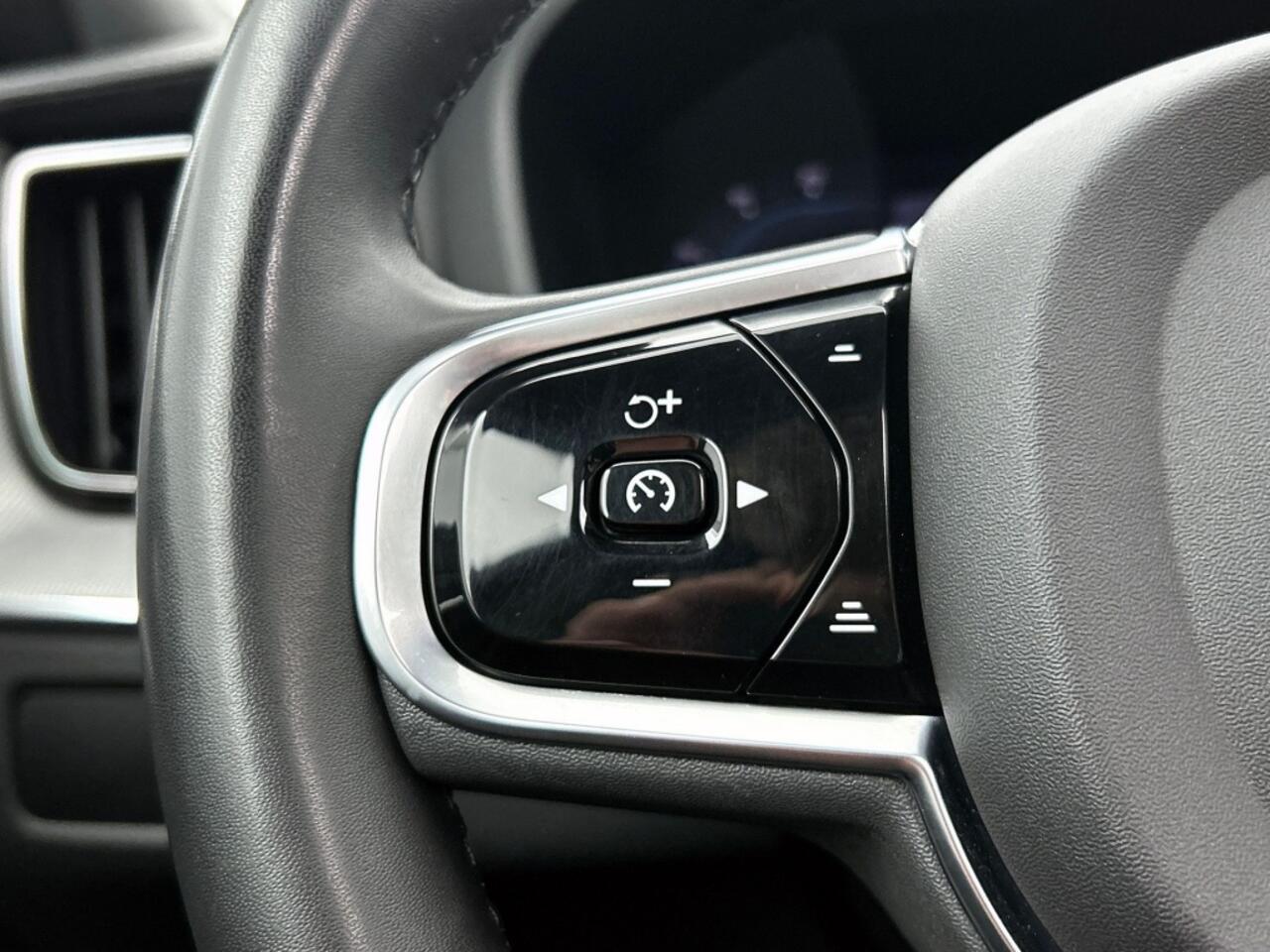 Volvo XC60 2.0 T8 AWD Ultimate Dark | SOH 98% | Luchtvering | Bowers&Wilki