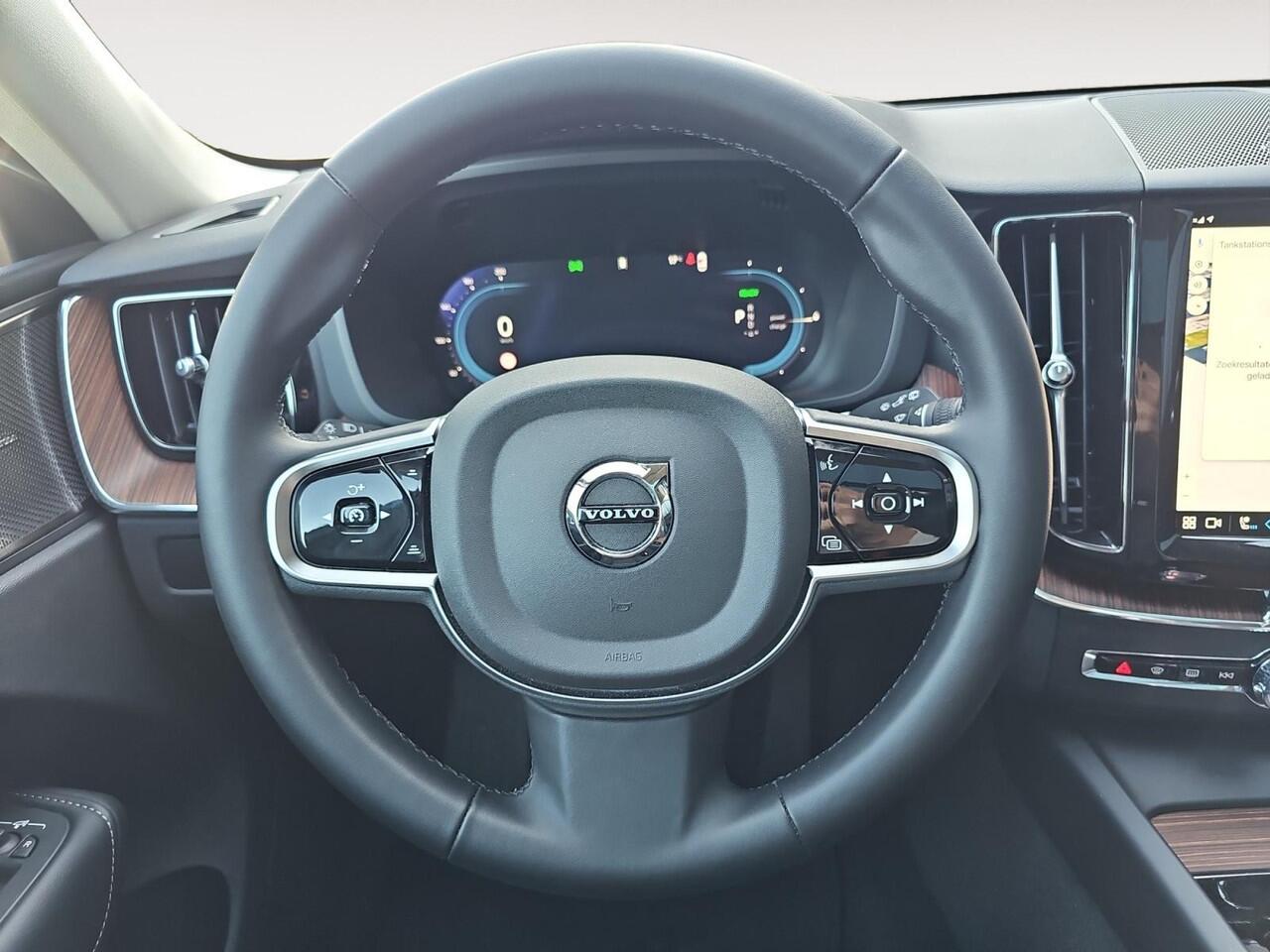 Volvo XC60 2.0 T8 Plug-in hybrid AWD Ultimate Dark | Harman/Kardon Audio | Trekhaak | 360 graden camera | Extra getint glas |