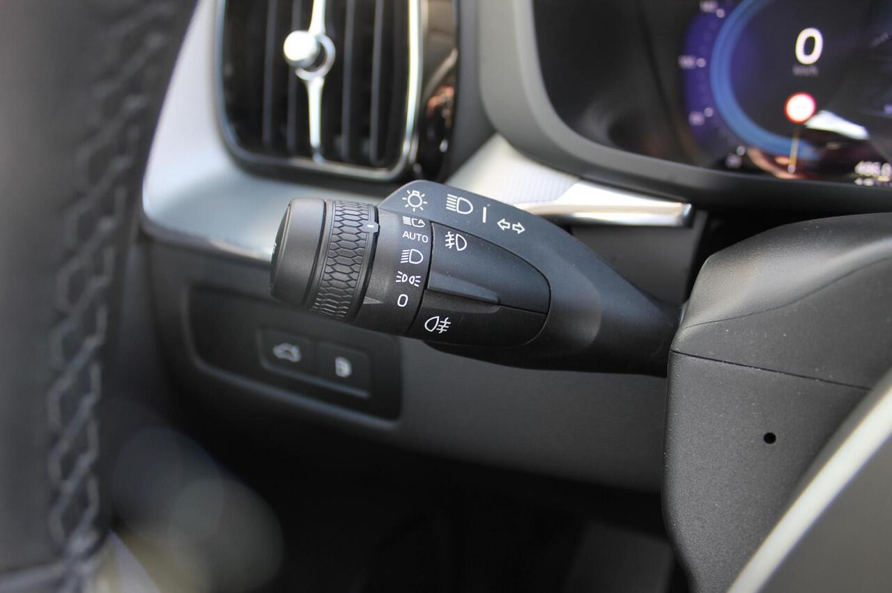 Volvo XC60 T6 350PK Plug-in hybrid AWD Plus Bright Long range / Adaptieve cruise control / Panoramadak / Apple carplay / Parkeersensoren met 360 camera / Elektrische achterklep / Elektrische stoelen met geheugen / Stoel en stuurwielverwarming