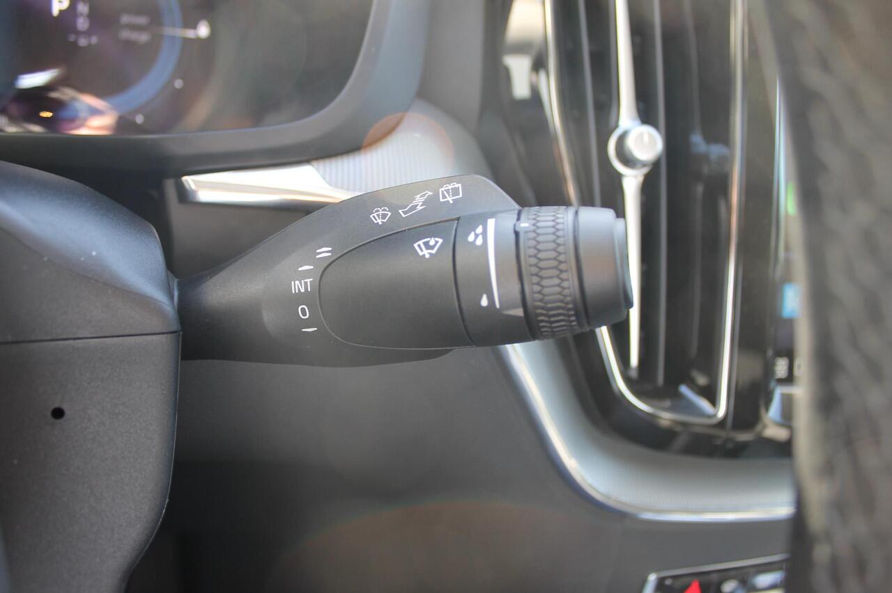 Volvo XC60 T6 350PK Plug-in hybrid AWD Plus Bright Long range / Adaptieve cruise control / Panoramadak / Apple carplay / Parkeersensoren met 360 camera / Elektrische achterklep / Elektrische stoelen met geheugen / Stoel en stuurwielverwarming