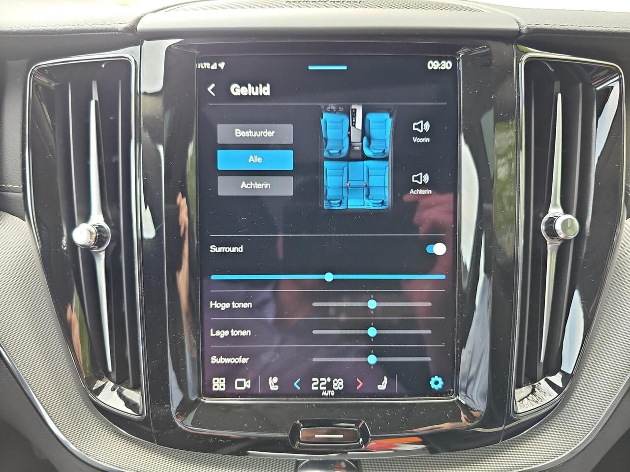 Volvo XC60 2.0 T6 Plug-in hybrid AWD Ultimate Dark | Head up Display | Stoelverwarming | Trekhaak | 360 graden Camera |