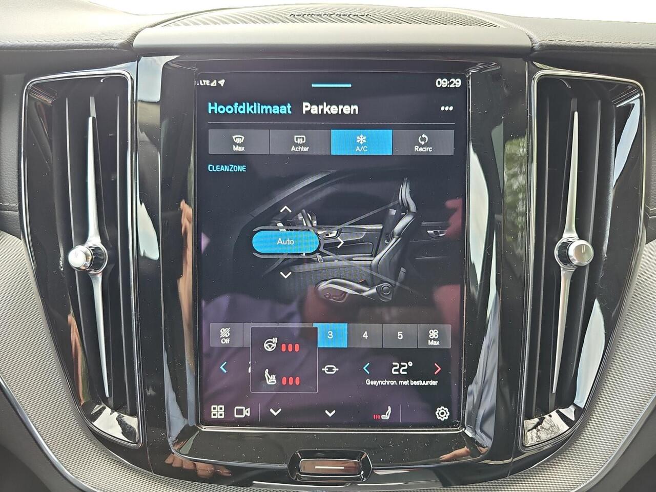 Volvo XC60 2.0 T6 Plug-in hybrid AWD Ultimate Dark | Head up Display | Stoelverwarming | Trekhaak | 360 graden Camera |