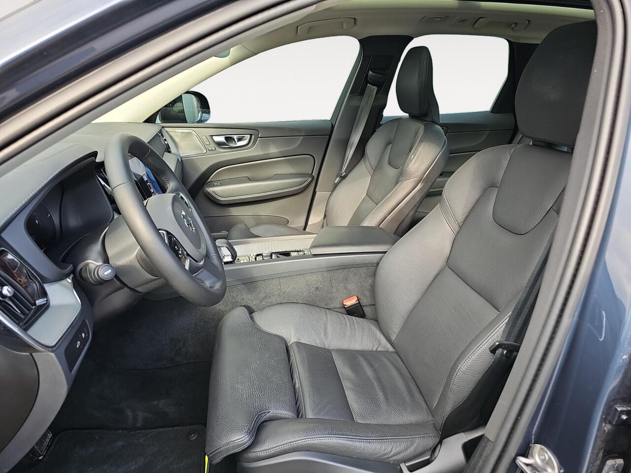 Volvo XC60 2.0 T6 Plug-in hybrid AWD Ultimate Dark | Head up Display | Stoelverwarming | Trekhaak | 360 graden Camera |