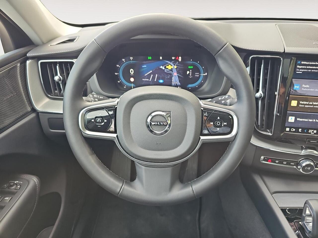 Volvo XC60 2.0 T6 Plug-in hybrid AWD Ultimate Dark | Head up Display | Stoelverwarming | Trekhaak | 360 graden Camera |