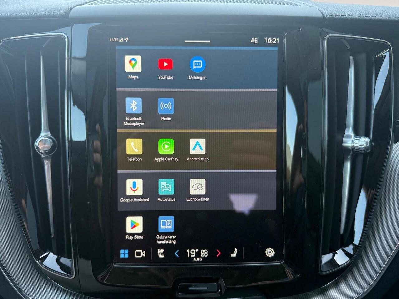 Volvo XC60 2.0 T6 Plug-in hybrid AWD Ultimate Dark | Trekhaak | Head-up Display | Stoelverwarming | 360 graden camera |