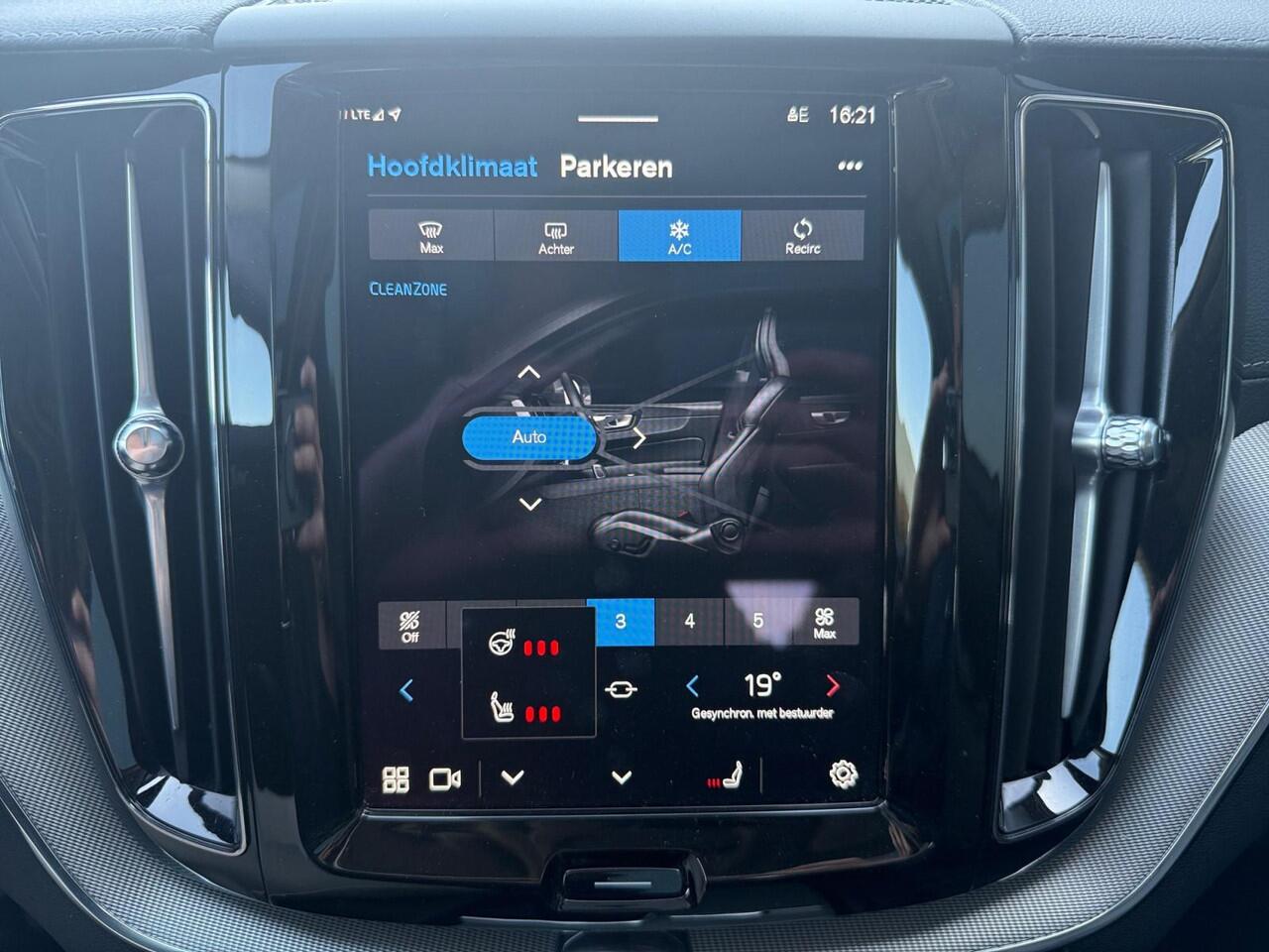 Volvo XC60 2.0 T6 Plug-in hybrid AWD Ultimate Dark | Trekhaak | Head-up Display | Stoelverwarming | 360 graden camera |