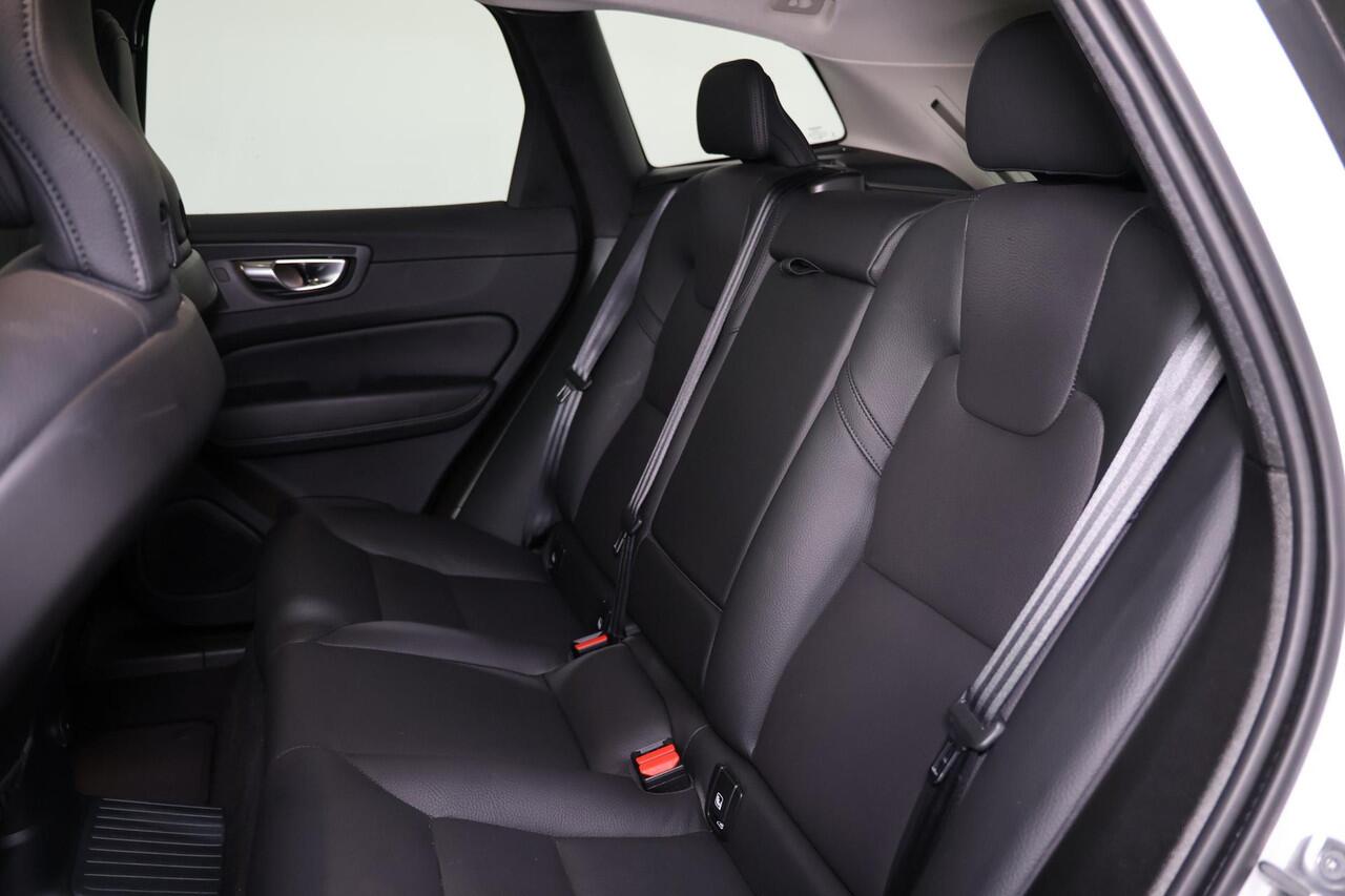 Volvo XC60 T6 Recharge AWD Plus Dark - Panorama/schuifdak - IntelliSafe Assist & Surround - 360º Camera - Verwarmde voorstoelen, stuur & achterbank - Parkeersensoren voor & achter - Elektr. bedienb. voorstoelen met geheugen - Draadloze tel. lader - Elektr. inklapbar