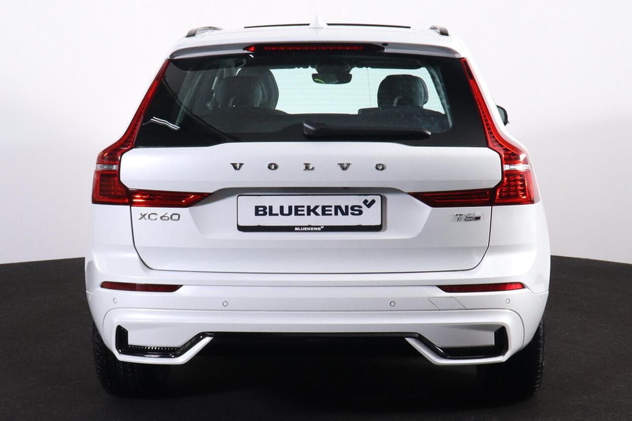 Volvo XC60 T6 Recharge AWD Plus Dark - Panorama/schuifdak - IntelliSafe Assist & Surround - 360º Camera - Verwarmde voorstoelen, stuur & achterbank - Parkeersensoren voor & achter - Elektr. bedienb. voorstoelen met geheugen - Draadloze tel. lader - Elektr. inklapbar