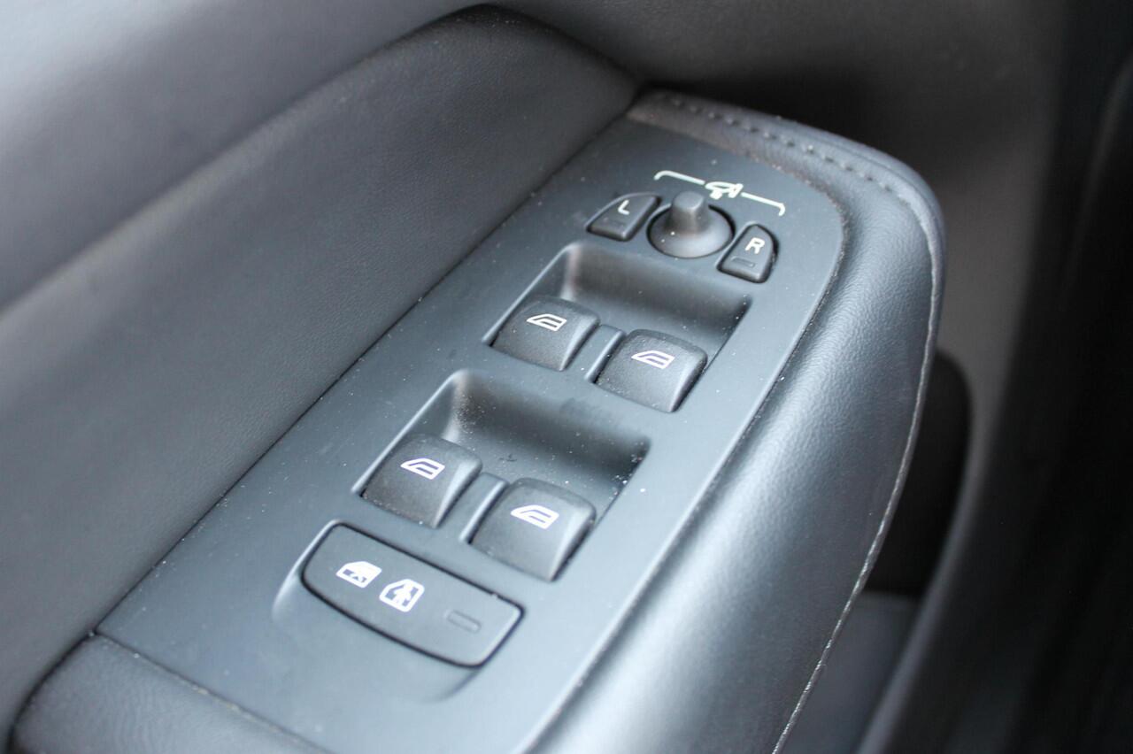 Volvo XC60 2.0 T6 Plug-in hybrid AWD Plus Dark Long range / Adaptieve cruise control / Panoramadak / Apple carplay / Parkeersensoren met 360 camera / Elektrische achterklep / Elektrische stoelen met geheugen / Stoel en stuurwielverwarming