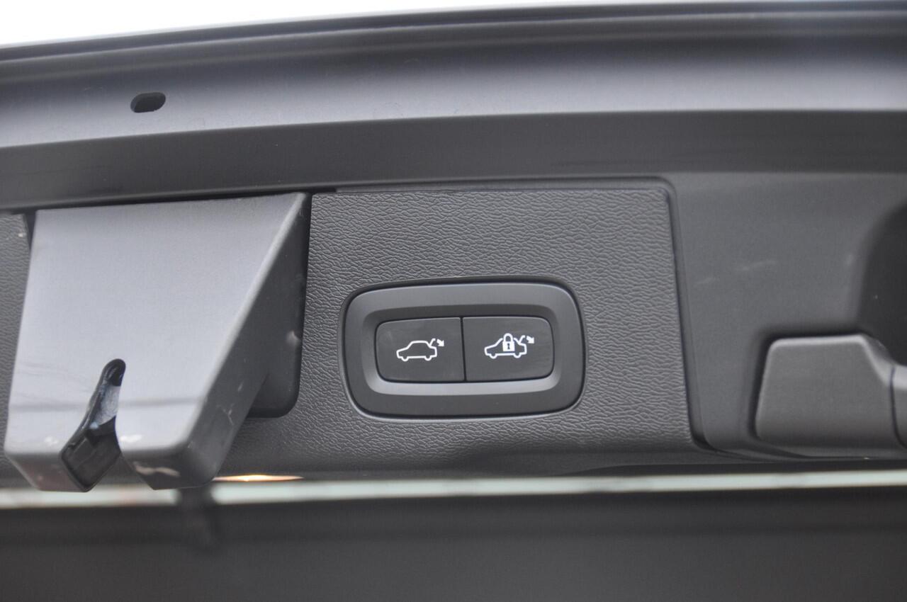 Volvo XC60 T6 350PK Automaat Plug-in hybrid AWD Plus Dark Long range / Adaptieve cruise control / Panoramadak / Apple carplay / Parkeersensoren met 360 camera / Elektrische achterklep / Elektrische stoelen met geheugen / Stoel en stuurwielverwarming