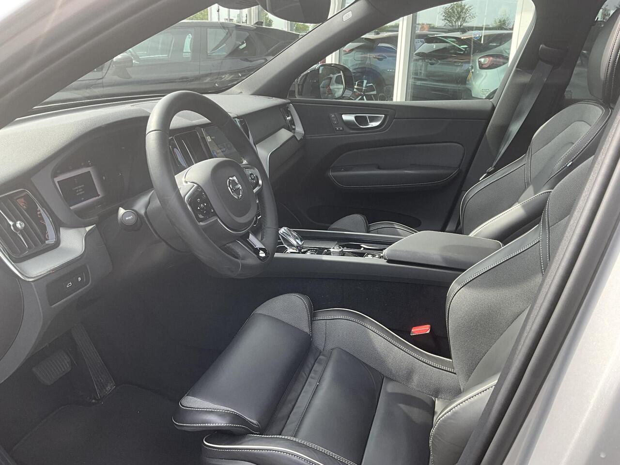 Volvo XC60 2.0 T6 Plug-in hybrid AWD Plus Dark Zwarte Hemel