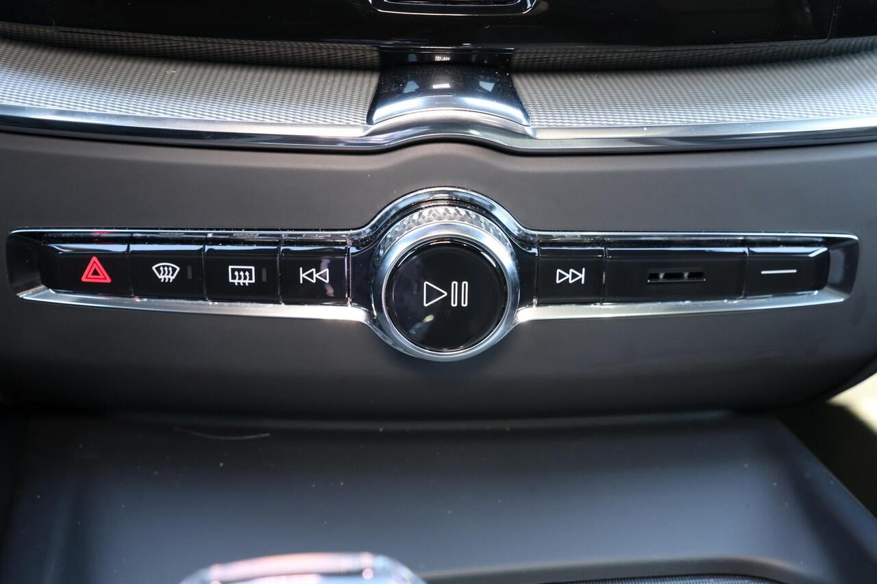 Volvo XC60 T8 Recharge AWD Ultimate Black Edition - LONG RANGE - Panorama/schuifdak - IntelliSafe Assist & Surround - 360º Camera - Verwarmde voorstoelen, stuur & achterbank - Parkeersensoren voor & achter - Elektr. bedienb. voorstoelen met geheugen - Head up displa