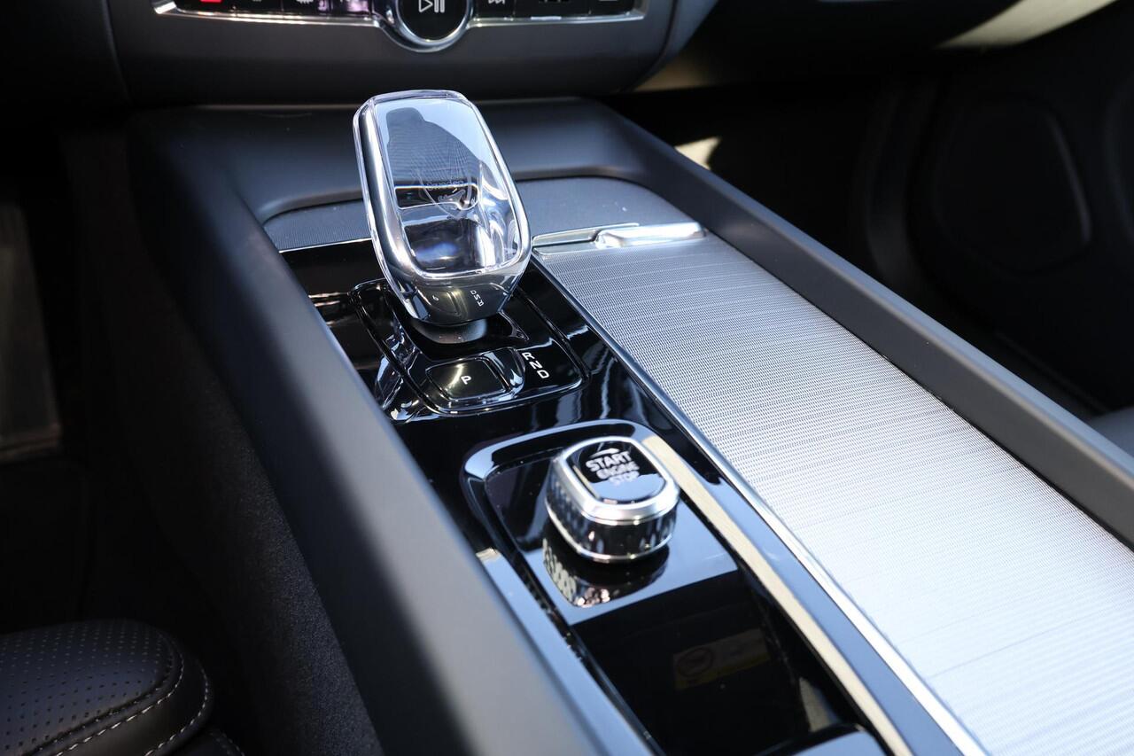 Volvo XC60 T8 Recharge AWD Ultimate Black Edition - LONG RANGE - Panorama/schuifdak - IntelliSafe Assist & Surround - 360º Camera - Verwarmde voorstoelen, stuur & achterbank - Parkeersensoren voor & achter - Elektr. bedienb. voorstoelen met geheugen - Head up displa