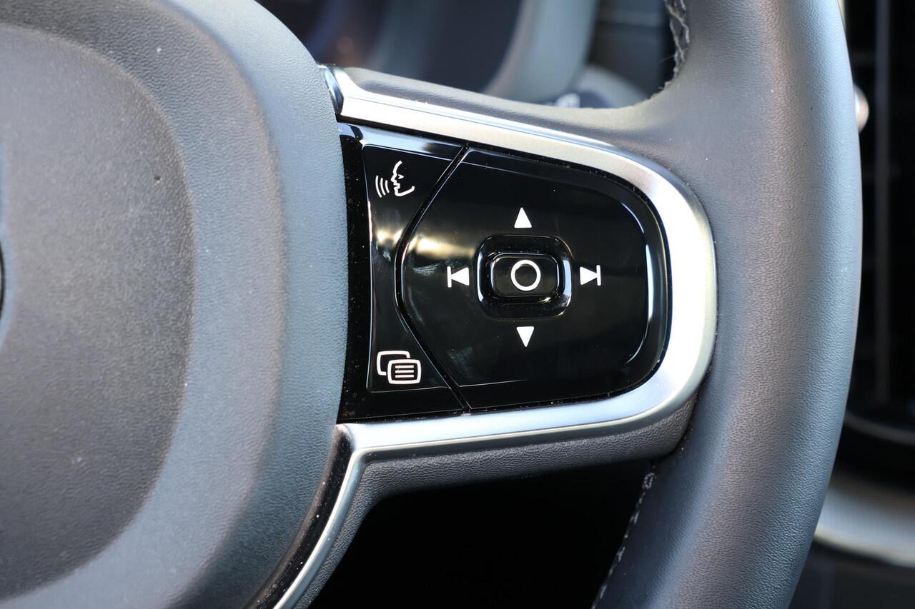 Volvo XC60 T8 Recharge AWD Ultimate Black Edition - LONG RANGE - Panorama/schuifdak - IntelliSafe Assist & Surround - 360º Camera - Verwarmde voorstoelen, stuur & achterbank - Parkeersensoren voor & achter - Elektr. bedienb. voorstoelen met geheugen - Head up displa