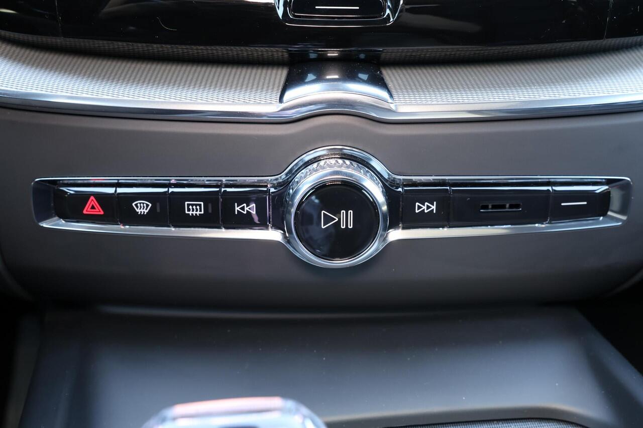 Volvo XC60 T8 Recharge AWD Ultimate Black Edition - LONG RANGE - Panorama/schuifdak - IntelliSafe Assist & Surround - 360º Camera - Adaptieve LED koplampen - Verwarmde voorstoelen, stuur & achterbank - Parkeersensoren voor & achter - Elektr. bedienb. voorstoelen met