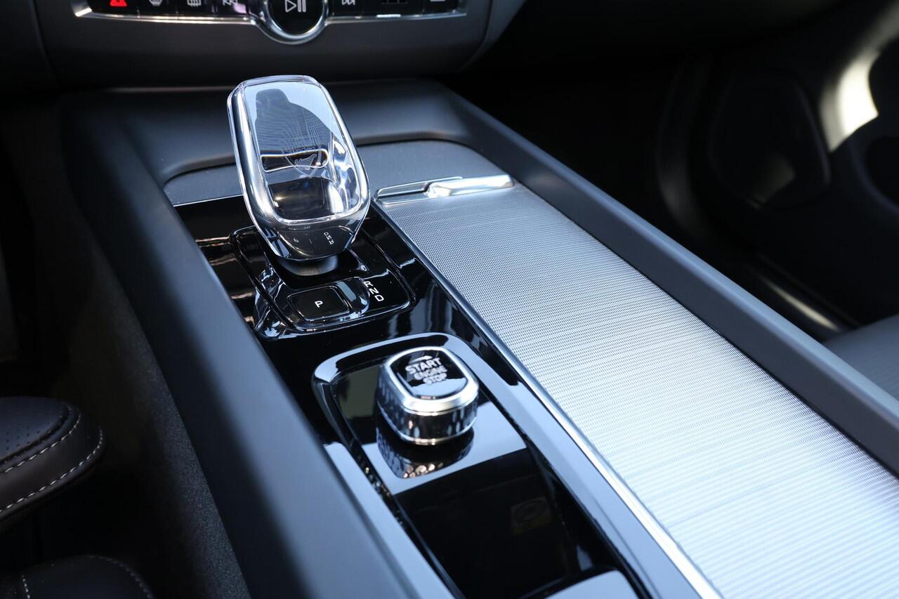 Volvo XC60 T8 Recharge AWD Ultimate Black Edition - LONG RANGE - Panorama/schuifdak - IntelliSafe Assist & Surround - 360º Camera - Adaptieve LED koplampen - Verwarmde voorstoelen, stuur & achterbank - Parkeersensoren voor & achter - Elektr. bedienb. voorstoelen met