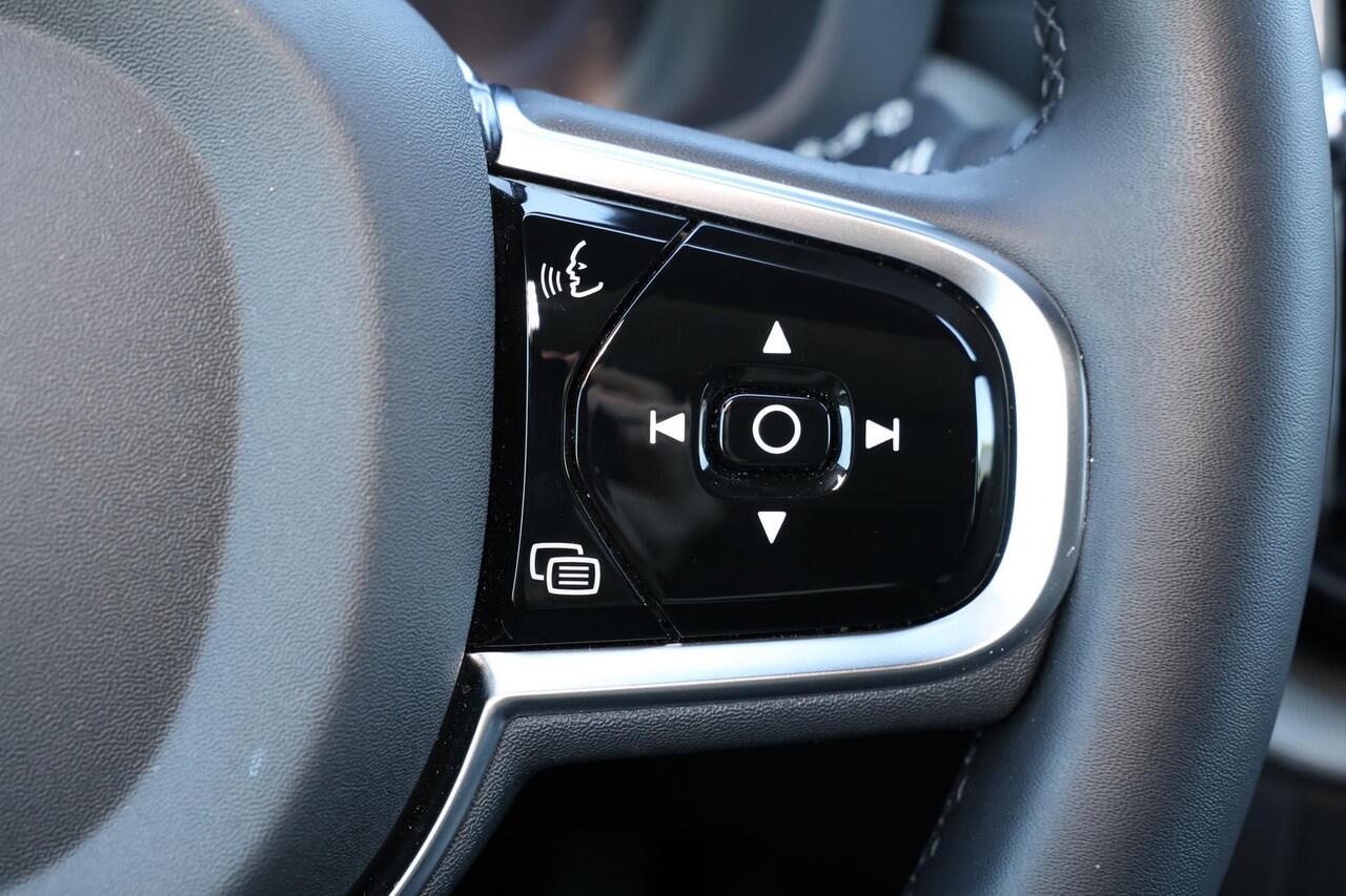 Volvo XC60 T8 Recharge AWD Ultimate Black Edition - LONG RANGE - Panorama/schuifdak - IntelliSafe Assist & Surround - 360º Camera - Adaptieve LED koplampen - Verwarmde voorstoelen, stuur & achterbank - Parkeersensoren voor & achter - Elektr. bedienb. voorstoelen met